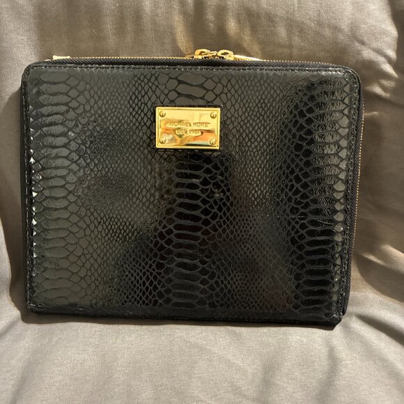 MICHAEL KORS DESIGNER BLACK PATENT SNAKE EMBOSSED IPAD CASE, GOLD DETAIL - Picture 1 of 10